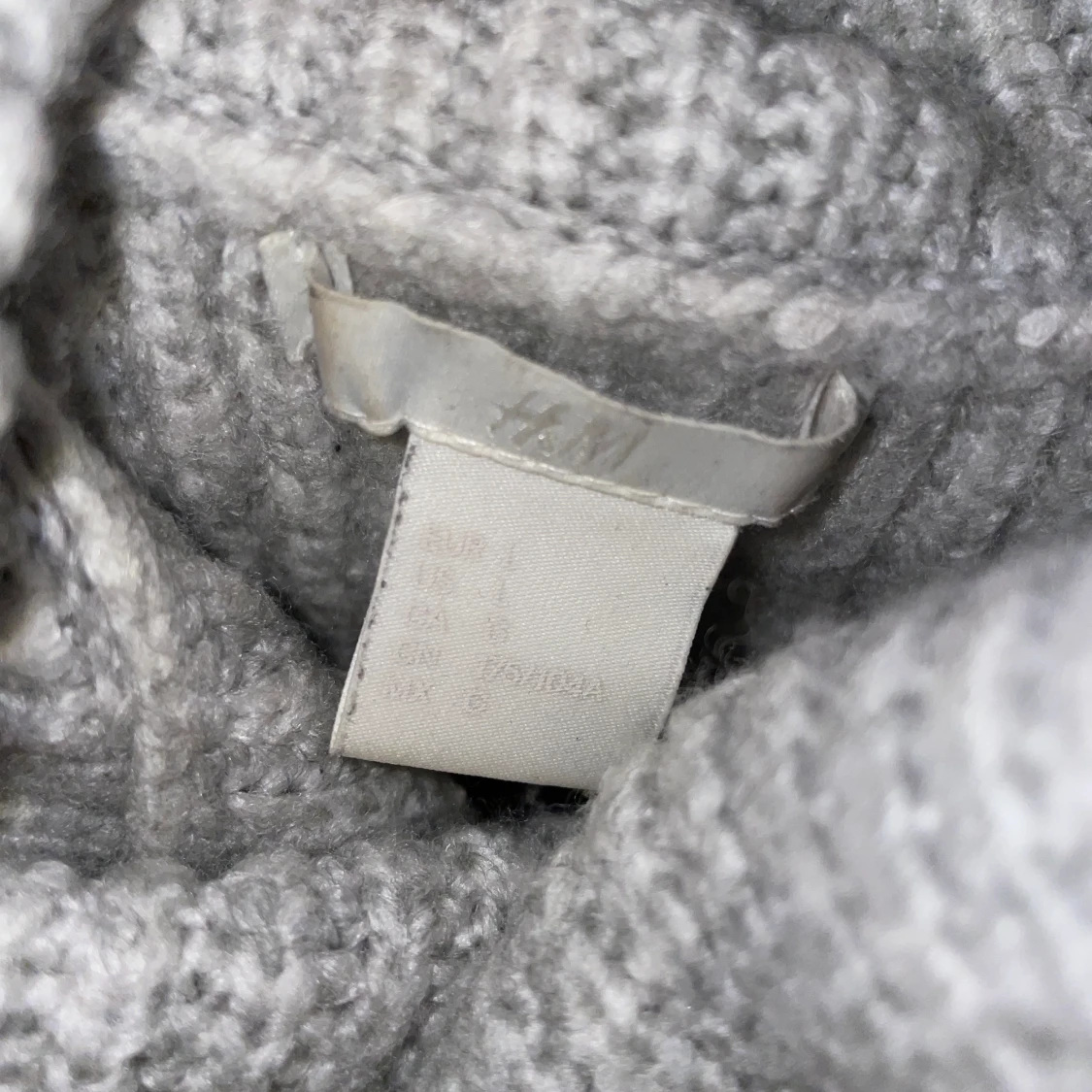 Grå stickad tröja med krage - 90