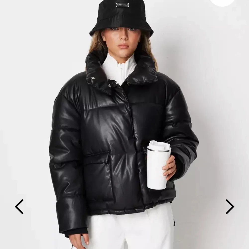 Säljer denna leather puff jacket från missguided. Aldrig kommit till användning då den var för stor på mig tyvärr då den är skitsnygg😍 STRLK är xs men då den är oversized skulle den passa en M till o med.. Jackor.