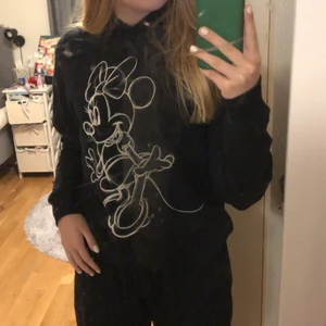 Svart disney hoodie  - En svart hoodie med Disney motiv på . Använd en gång fint skick . Från new yorker, köpt för 189 kr . Betalning sker via Swish . Köparen står för frakten . Priset kan diskuteras. 