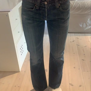 Levis jeans 512 - Säljer mina Levis jeans, köpta secondhand men fortfarande i ett väldigt bra skick. Tycker de har blivit lite för korta för mig då jag är ca 170. De är i storleken W28 L32. Köpare står för frakt.💕