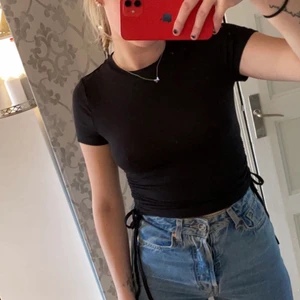 Svart topp med knyte - Svart topp med knyte, från shein. Aldrig använd