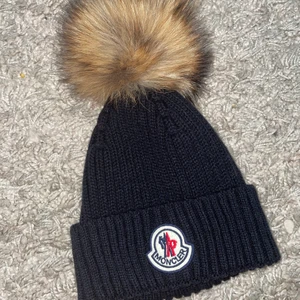Moncler mössa  - Äkta päls boll. Marinblå 