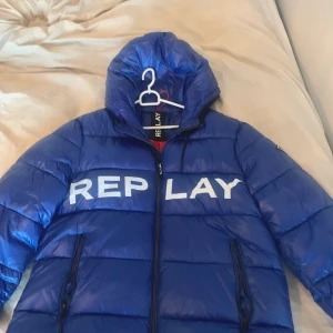 replay jacka helt ny! - säljer nu denna sjukt snygga jacka köpt från nly man förra vintern då den tyvärr inte kommer till användning hos mig. den är endast använd 2 gånger i korta perioder så den är så gott som helt ny. perfekt nu till vintern😍  säljer den för 1100 inkl frakt, kan tänka mig att gå ner i pris! vid frågor eller intresse är det bara att kontakta mig! 
