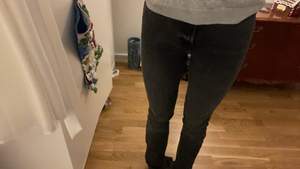 Mörk gråa jeans med slits nertill. Kommer från zara i storlek 34. 