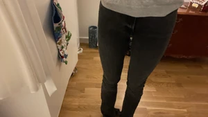 Jeans - Mörk gråa jeans med slits nertill. Kommer från zara i storlek 34. 