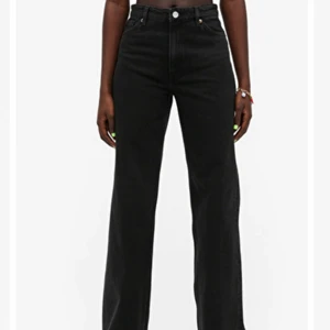 Svarta jeans  - High waist, wide leg jeans från Monki. Använda men fortfarande i bra skick! Skriv privat för frågor eller flera bilder. 130kr + frakt 💗