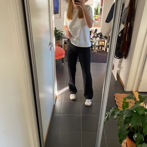 Svarta kostymbyxor - Ett par svarta kostymbyxor i Petra modellen, tall. Säljer då dem blivit för små för mig i midjan. Perfekt för er som vill ha långa byxor som räcker till fötterna och att dem samtidigt sitter bra i midjan. Knappt använda så gott som nyskick