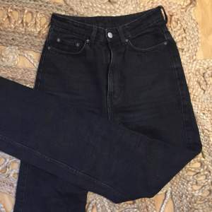 Rowe extra high strait jeans från Weekday. De är knappt använda och är i gott skick! kan inte ha dem. Frakt tillkommer, de är köpta för 500 kr. 