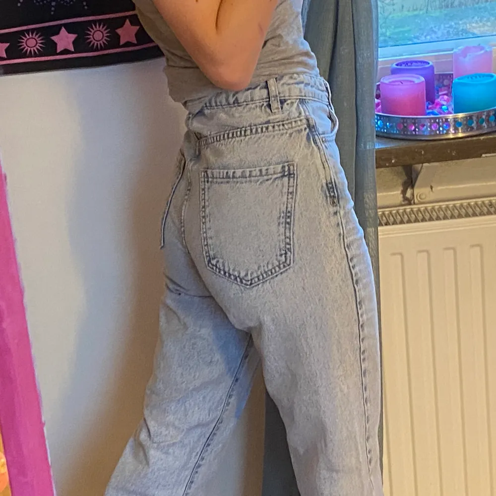 Jättefina mom jeans. Ett av få par byxor som faktiskt sitter bra på mig! Skulle verkligen rekommendera för folk med liknande kroppstyp som jag. Byxorna har dock med åren blivit lite tajta på mig💓. Jeans & Byxor.