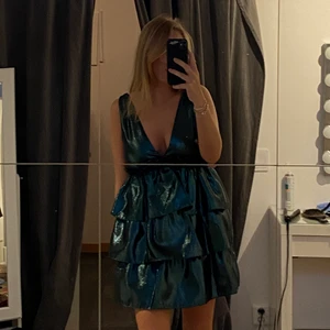 Nyårsklänning - Grön glittrig/ metallisk klänning från ZARA som passar perfekt nu till nyår!! Endast använd 1 gång förra vinter och får tyvärr ingen användning för den