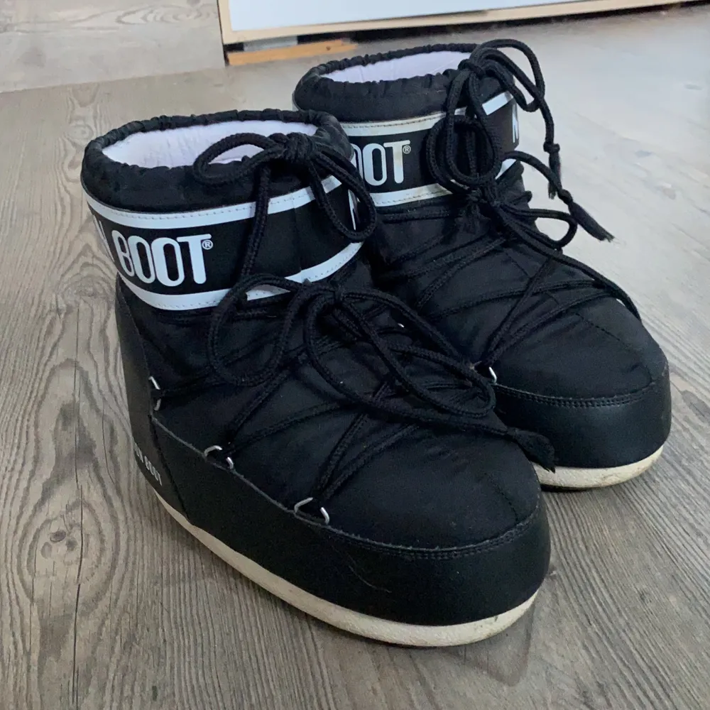 Säljer nu mina kära moon boots pga att dom inte kommer till användning längre! Har använt dom fåtal gånger förra året så dom har inga tydliga defekter. Köpta för 1345kr, pris går att diskuteras!. Skor.