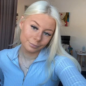 Blå långärmad t-shirt  - Jag köpte denna tröjan för ca 1 år sedan och den är i bra skick använd några gånger. Väldigt skön och fin tröja. Nypris 300kr