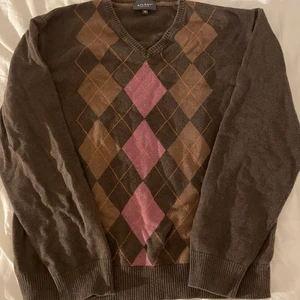 Brun Rutig Tröja - Brun och Rosa rutig långärmad tröja. Den är i storlek M men den passar en S bra, använd fåtal gånger men säljer pga att det ej är min stil. Tröjan har inga hål och är som ny. Du betalar för frakten men kan även mötas upp i Lund / Malmö 💞