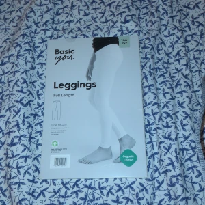 Vita leggings - Vita jätte sköna leggings, säljer för att de är för små. Bra kvalite och kan tänkas sänka priset om köparen är snabb. Storleken är 152 och är köpt för 50kr❤️