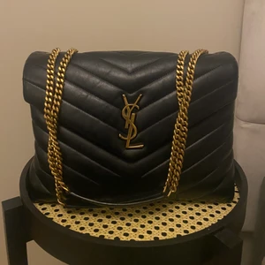 Ysl väska  - Säljer denna superfina svarta loulou väskan i medium ❣️ Har allting till den dvs äkthetsbevis, kvitto o dustbag. Ser ut helt som ny dvs inga defekter eller slitage!!❣️Säljer endast vid bra bud, så kom med prisförslag:)) Nypris ligger runt 25 000. Hör av er för fler frågor och bilder ❤️