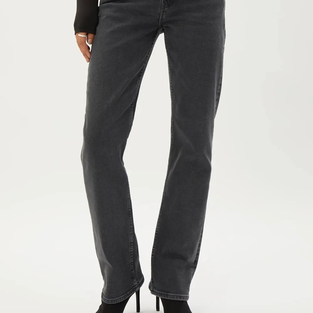 Jättesnygga Midrise jeans från weekday i modellen ”twig”. Jeans & Byxor.