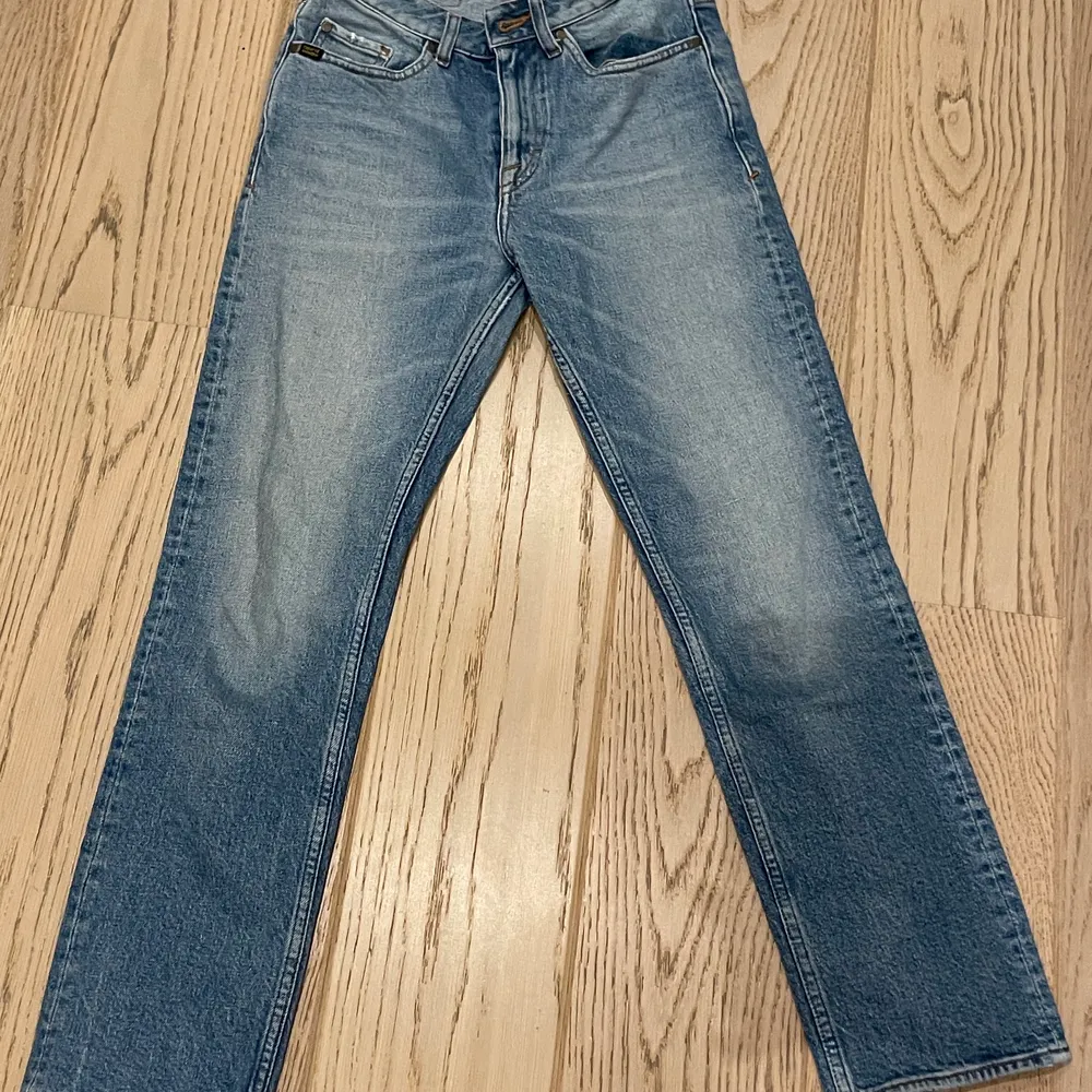 Detta är ett par jeans som har en otroligt fin blå färg och form och har bara köpt men inte passat i min kropp och därför säljer jag dessa som bara har testats. . Jeans & Byxor.