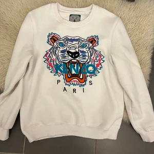 Kenzo tröja storlek S fint skick  - Fint skick på tröjan , köpt som storlek M men mer som en S köparen betalar frakten  på 59 kr 