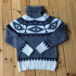 Stickad tröja  - Fin stickad tröja, varm och skön i vinter🥰 i nyskick! Skriv vid frågor!