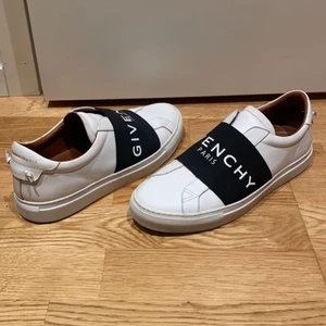 Givenchy - Givenchy skor, knappt använda då förstor storlek, 5000 orginal pris. 2800 vid snabb affär 