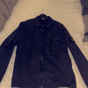 Stone island jacka//skjorta - Har knappt användit plagget så skulle säga på skick 9/10. Storlek M true to size, ny kostar 3,5 tusen.