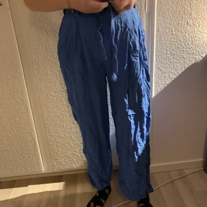 Blåa tunna byxor - Pris + frakt 66kr eller kom och hämta. 