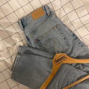 Supersnygga blekta mom jeans i bra skick! Bara att skriva om du vill ha mer bilder/mått eller har frågor!🥰