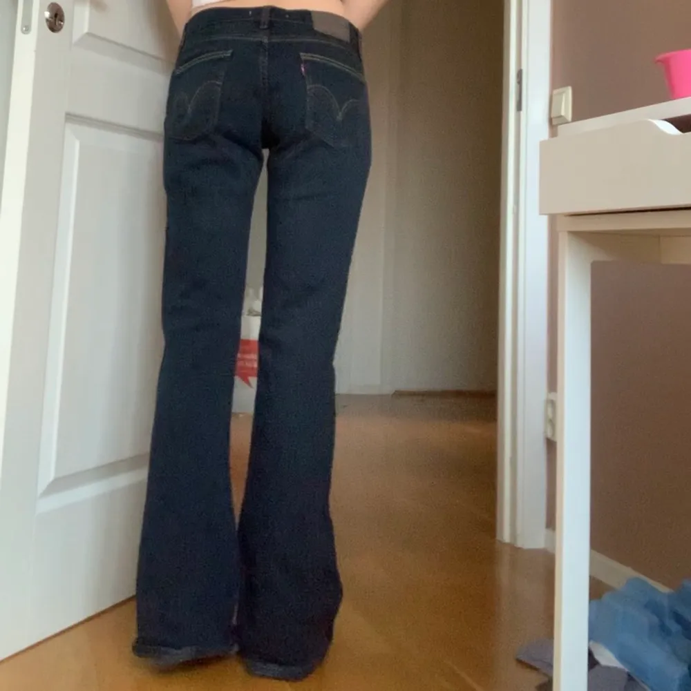 Perfekta lågmidjade jeans från Levis. modellen 10529 bootcut. Midjemått ca 78 cm. Innerbenslängd ca 80 cm. Jag är 167 cm.. Jeans & Byxor.