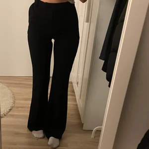 Nakd svart kostymbyxa utsvängda  - Storlek 34, jag är 170 och brukar bära storlek 34/26, men dessa är lite stora i storleken vid midjan. Bra längd och de är i bra skikt. Från nakd, köpt för inte så längesen, använd ett par få gånger. 