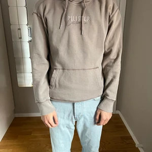 Beige hollister hoodie XS - Fin beige hollister hoodie i nyskick, använd fåtal gånger, nypris: 399kr, stl XS herr