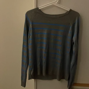 Grå blå randig tröja från zara - Säljer nu denna jätte fina tröjan från zara. Säljer så jag inte använder den så mycket ❤️ bra skick 