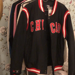 Bomber/college jacka - Nu är det dags att sälja den här jackan. Köpte den för ungefär ett halvår sen men har aldrig använt den. Lappen sitter kvar på jackan som man ser + extra knappar. Nypris 449💗