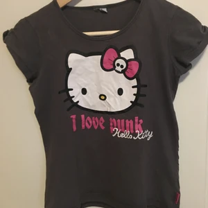 Hello Kitty T-shirt - Tröjan är i storlek 158/164 men passar även på xs eller tajt s. Trycket på hello Kitty i fint skick! Se bild! Skickar med postnord.