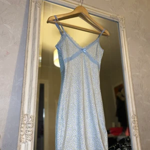 Klänning - Söt sommar klänning köpt ifrån H&M! Sitter väldigt tight 