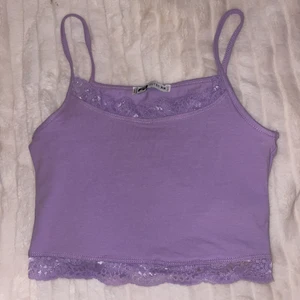 Lila croptop  - En helt enkel croptop med spets 
