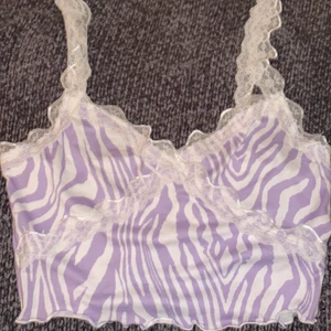 ⚡️jätte fin Shein topp⚡️ - Säljer en jättefin Shein topp för 15 kr aldrig andvända⚡️❤️