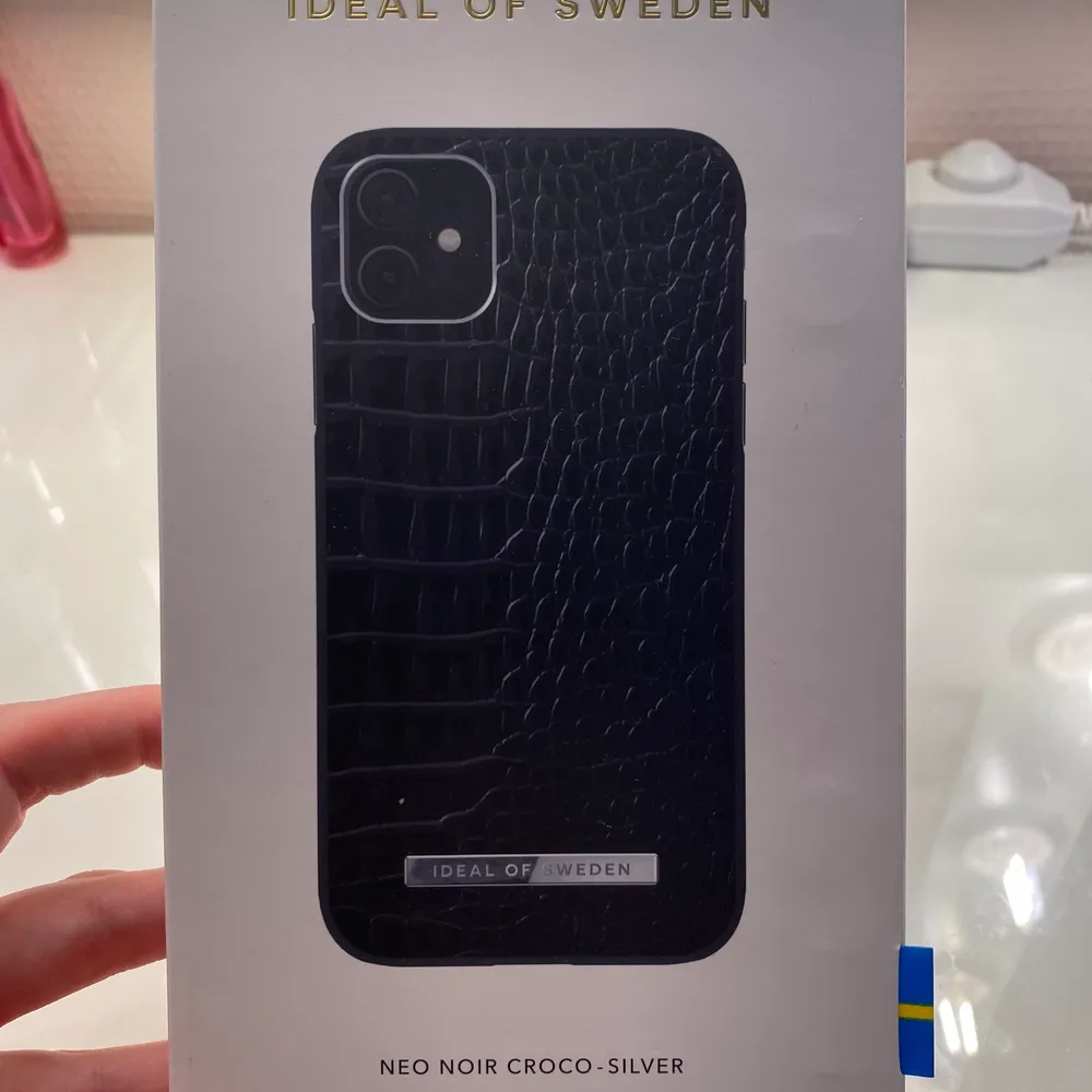 Säljer ett helt nytt skal från ideal of sweden. Passar till iPhone 11/xr. Nypris 399kr. Säljer för 300kr med frakt💕. Accessoarer.