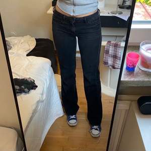 Ett par svarta jeans från Pepe jeans. Jag är 165cm och har normalt 26W eller S. Jeansen går ända ner till marken på mig. Skriv om du är intresserad. Har gjort en ny annons pga oseriösa köpare