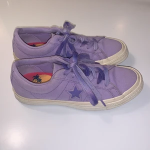 Lila converse one star  - Superfina fräscha lila Converse one star, i bra skick! Använda fåtal gånger i storlek 37 💜💜pris + frakt 66kr 