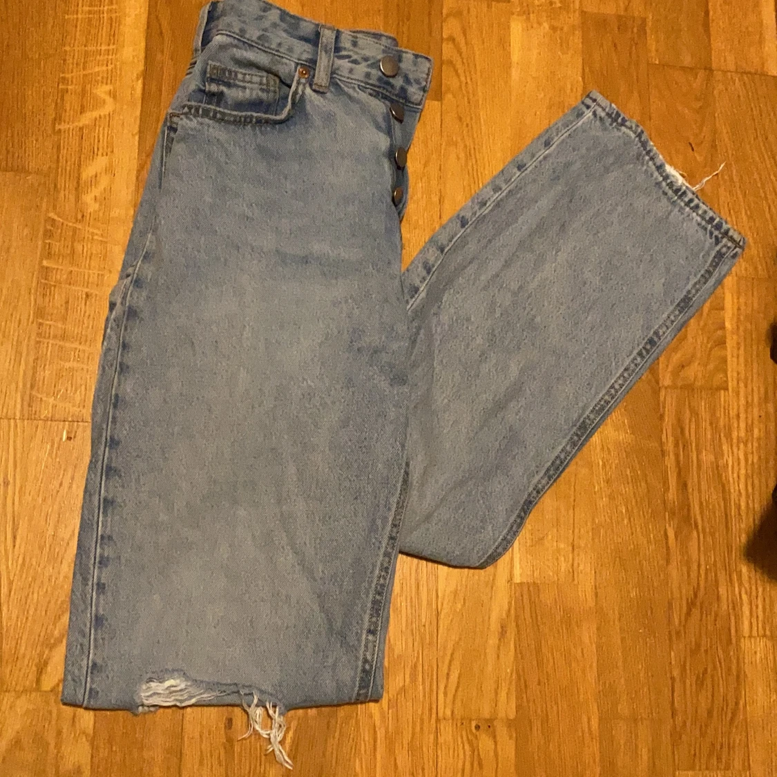 Jeans button up and ripped details - 90