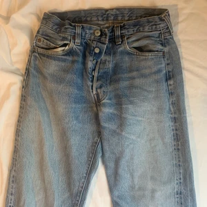 Snygga vintage jeans - Jättesnygga blåa jeans !!! Står ingen storlek men skulle gissa på 36. Knapphålen är slitna