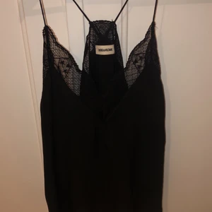 Zadig & Voltaire linne - Ett slutsålt Zadig Linne i färgen svart! Alltså skitsnyggt linne men som tyvärr inte riktigt kommer till användning. Slutsålt som sagt och köpt för 1995kr👌🏼 Köpt i storlek S men jag är M och det sitter snyggt på mig med☺️💕