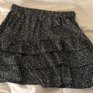 Prickig kjol  - Snygg kjol med volanger. Storlek 38/M. Luftigt material. Köparen står för frakten.