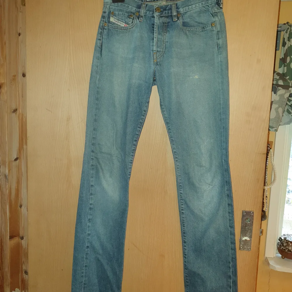 Snyggt slitna diseljeans stl 28.midja 72 cm.innerben 79cm.. Jeans & Byxor.