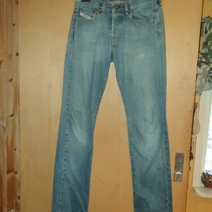 snyggt slitna diesel jeans.stl 28 - Snyggt slitna diseljeans stl 28.midja 72 cm.innerben 79cm.