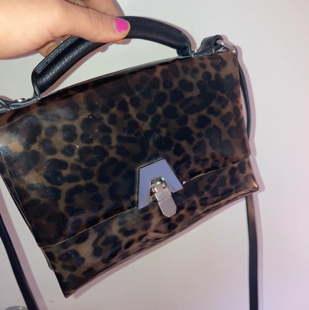 Säljer denna väska från zara med leopard print! Säljer för 100kr . Accessoarer.