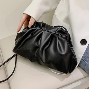 Väska - En helt ny jättefin väska som ej kommit till användning! Går att ta bort bandet och använda som klatsch!!