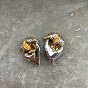 Vintage clips-örhängen, guld/silvriga i använt skick🤎