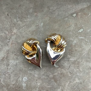 Vintage clips-örhängen🤎 - Vintage clips-örhängen, guld/silvriga i använt skick🤎