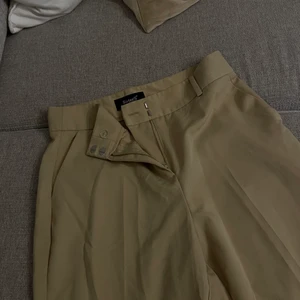 Kostymbyxor med utsvängning  - Utsvängda kostymbyxor som endast är testade, alltså i nyskick. Pris är inklusive frakt